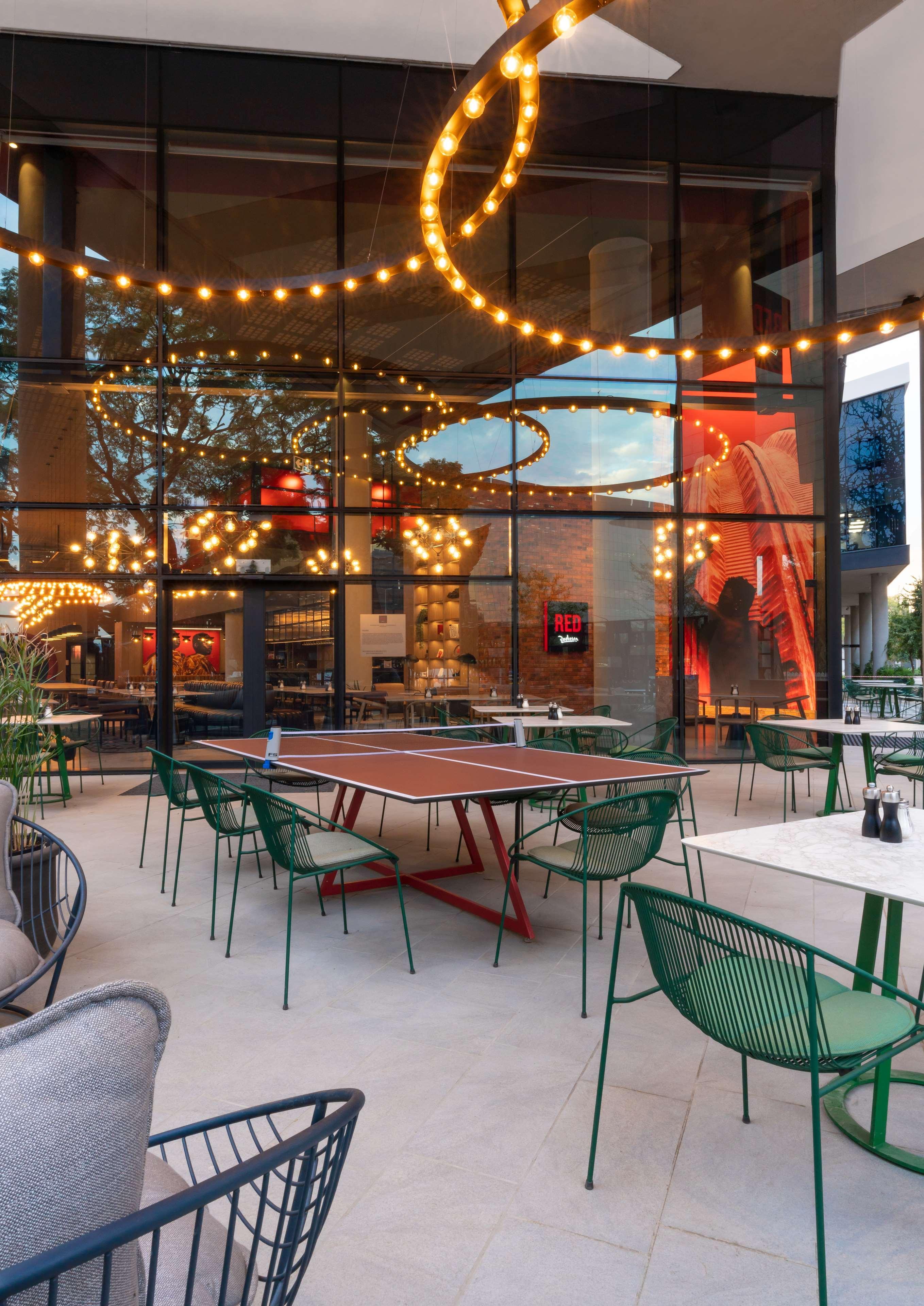 Radisson Red Hotel Johannesburg Rosebank ภายนอก รูปภาพ