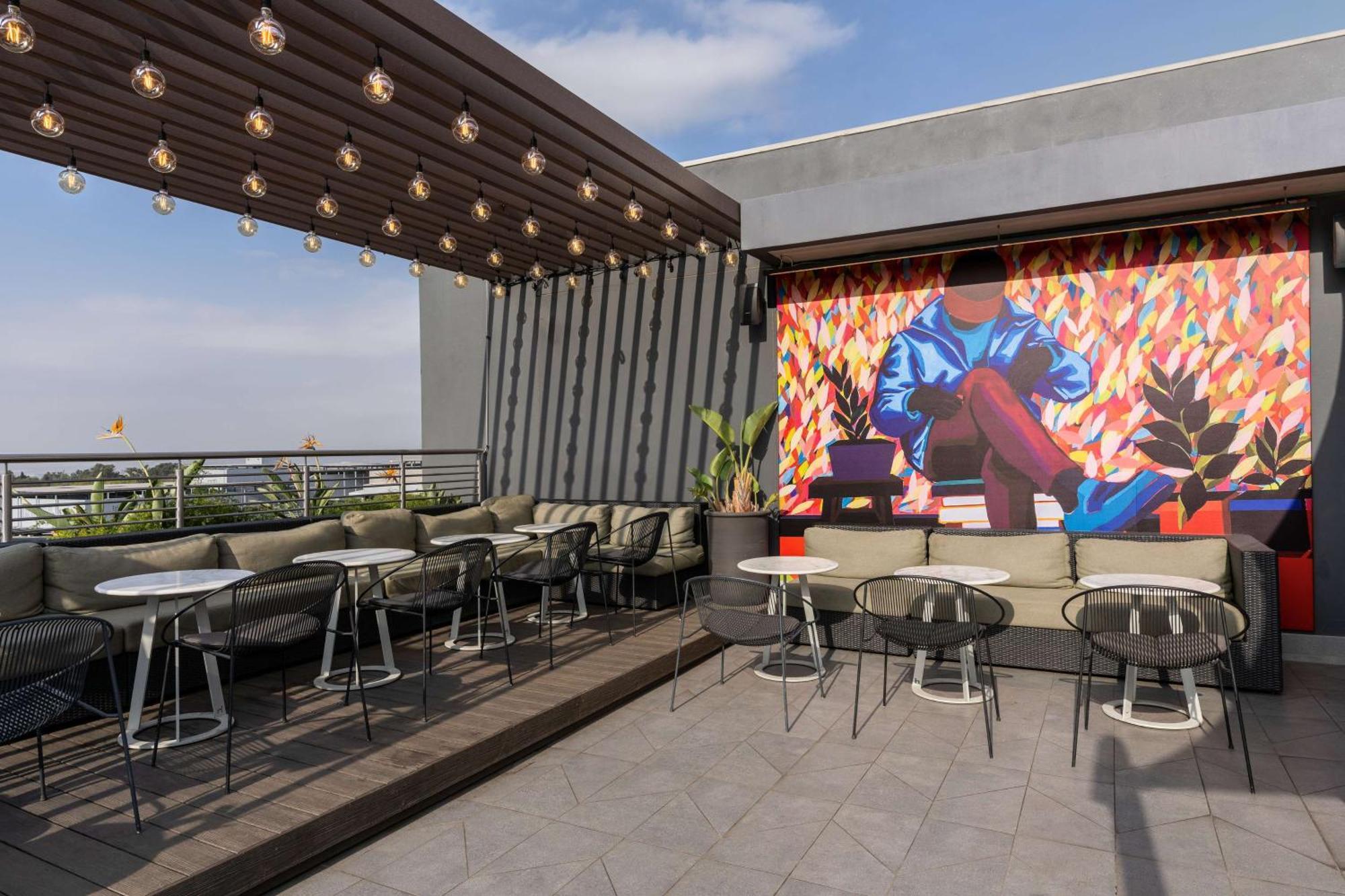 Radisson Red Hotel Johannesburg Rosebank ภายนอก รูปภาพ